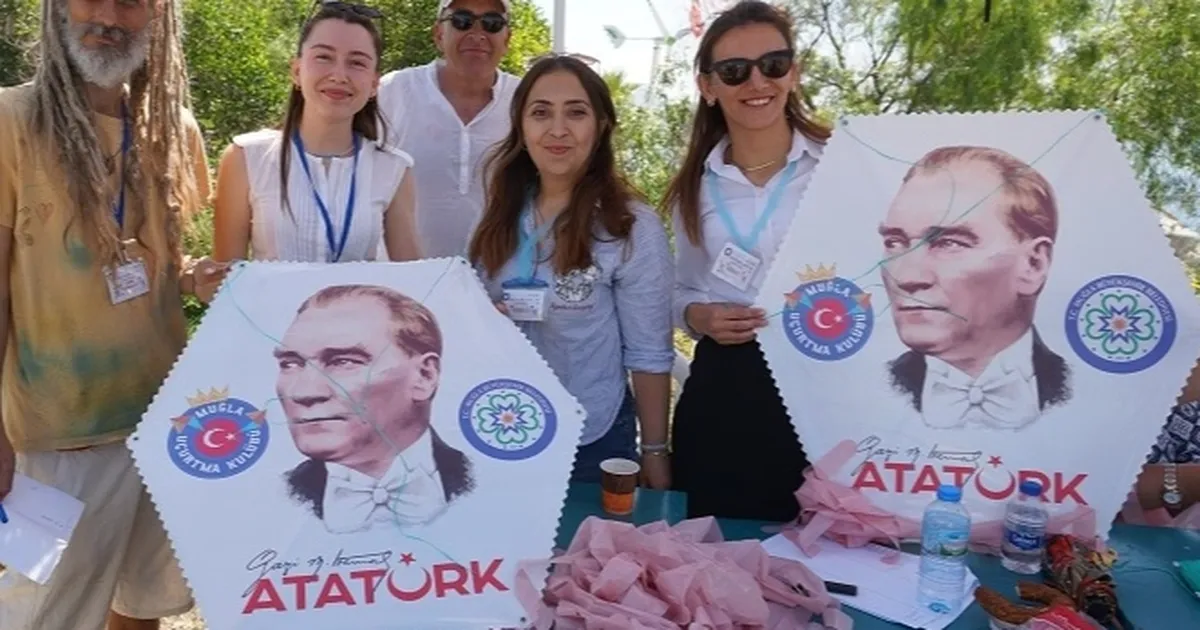Bodrum’da Atatürk uçurtmaları gökyüzünü süsledi