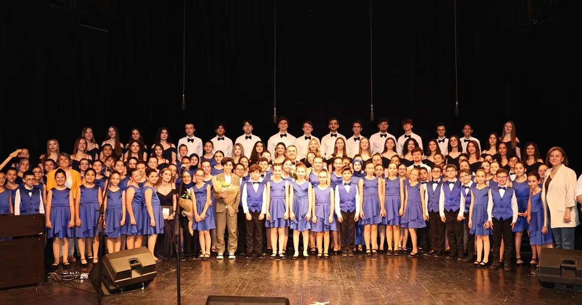 Bursa Nilüfer Çocuk ve Gençlik Koroları yıl sonu konserinde büyüledi