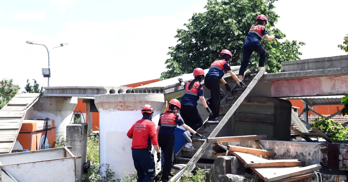 Bursa Osmangazi’de liselilerden nefes kesen tatbikat