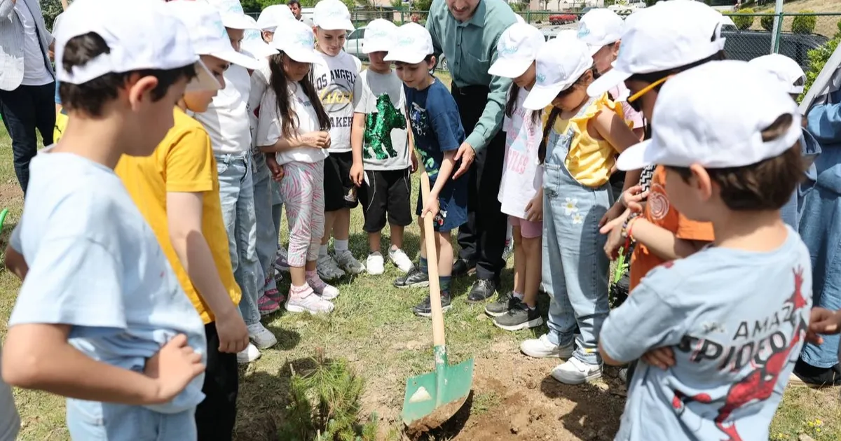 Çayırovalı öğrenciler birlikte fidan dikti