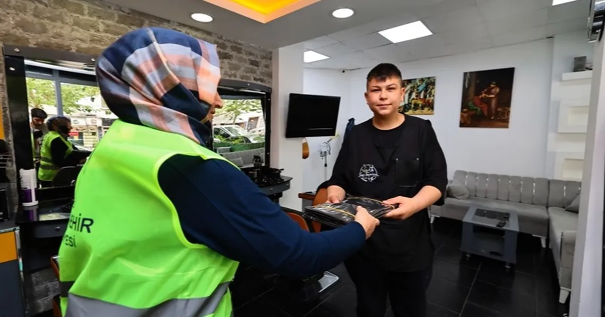 Denizli Büyükşehir berberlere penuar dağıtımına başladı