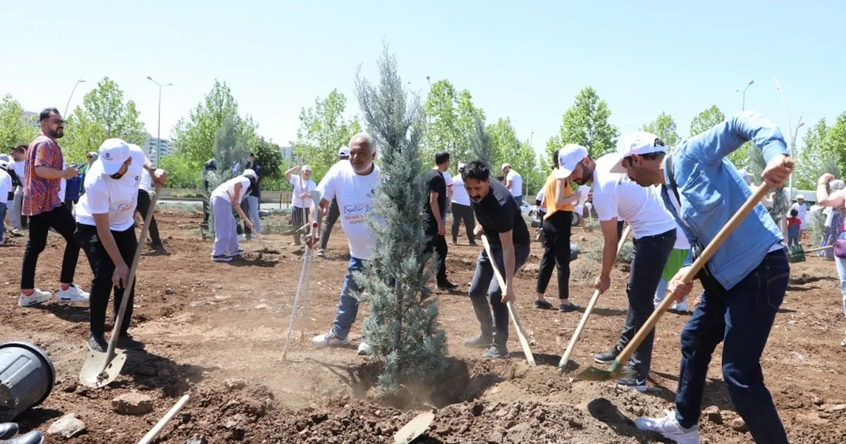 Diyarbakır’da engelliler fidan dikerek geleceğe nefes oldu