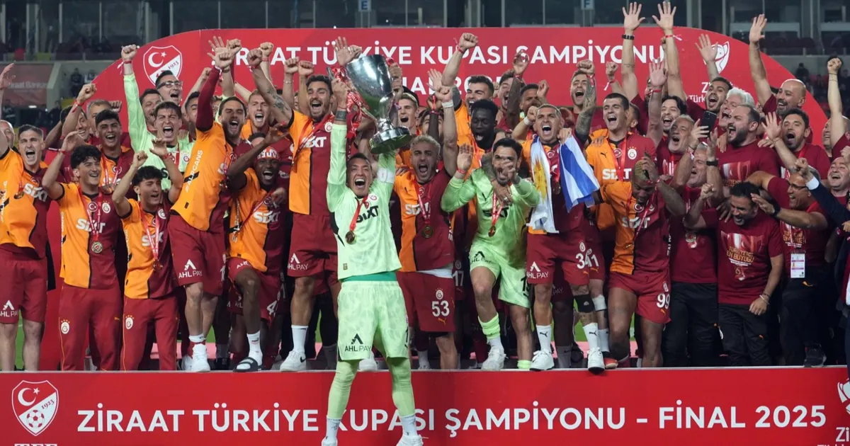 Galatasaray, kupayı coşkuyla kaldırdı!