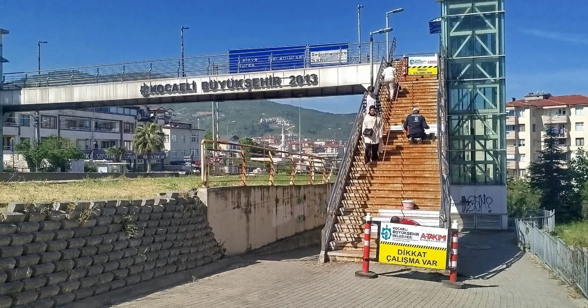 Gölcük’teki üst geçitlerde bakım ve onarım çalışması