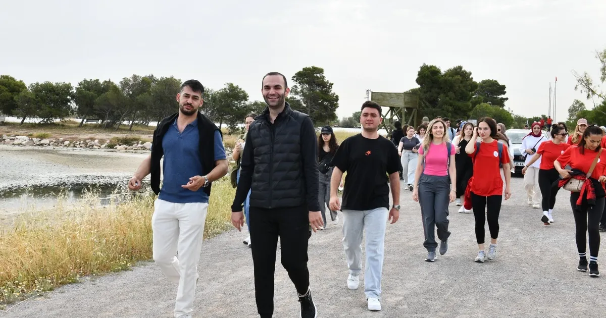 İzmir Çiğli’de gençlik Atatürk için yürüdü