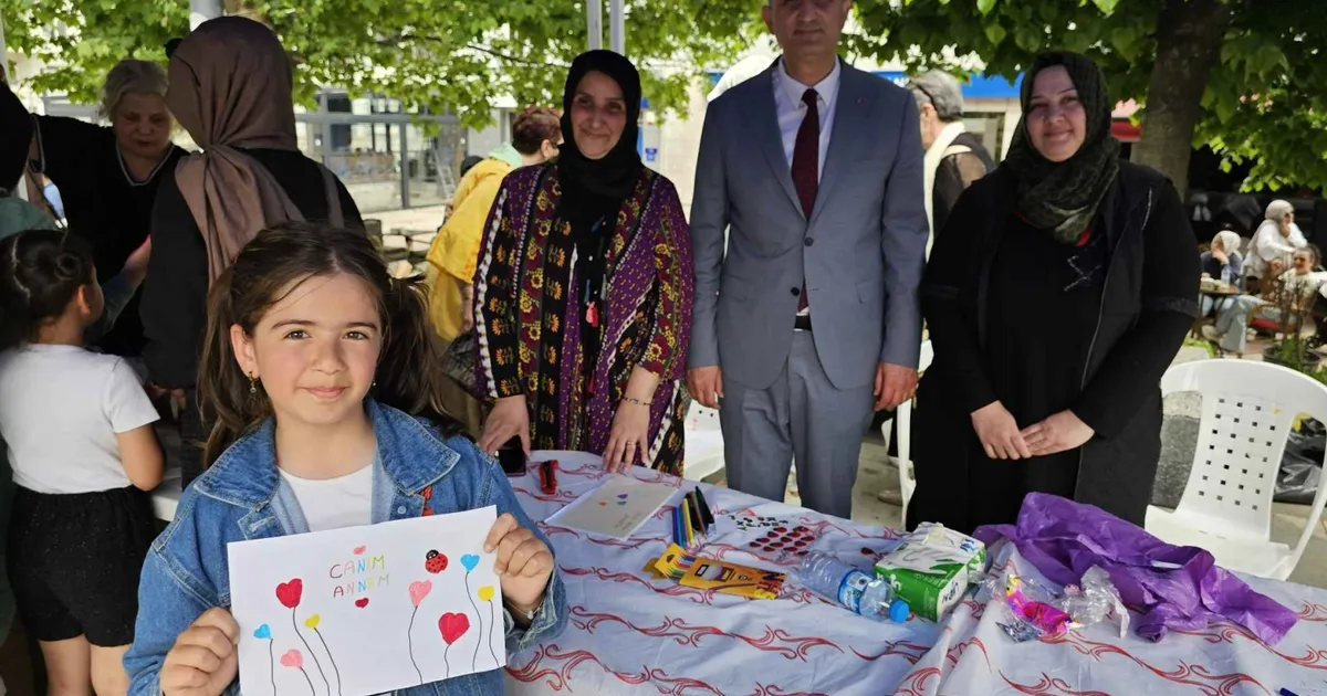 Kocaeli Gölcüklü çocuklar elleriyle annelerine hediye yaptı