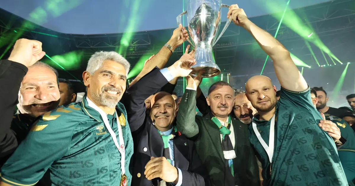 Kocaeli şampiyonluk kupasını kaldırdı!