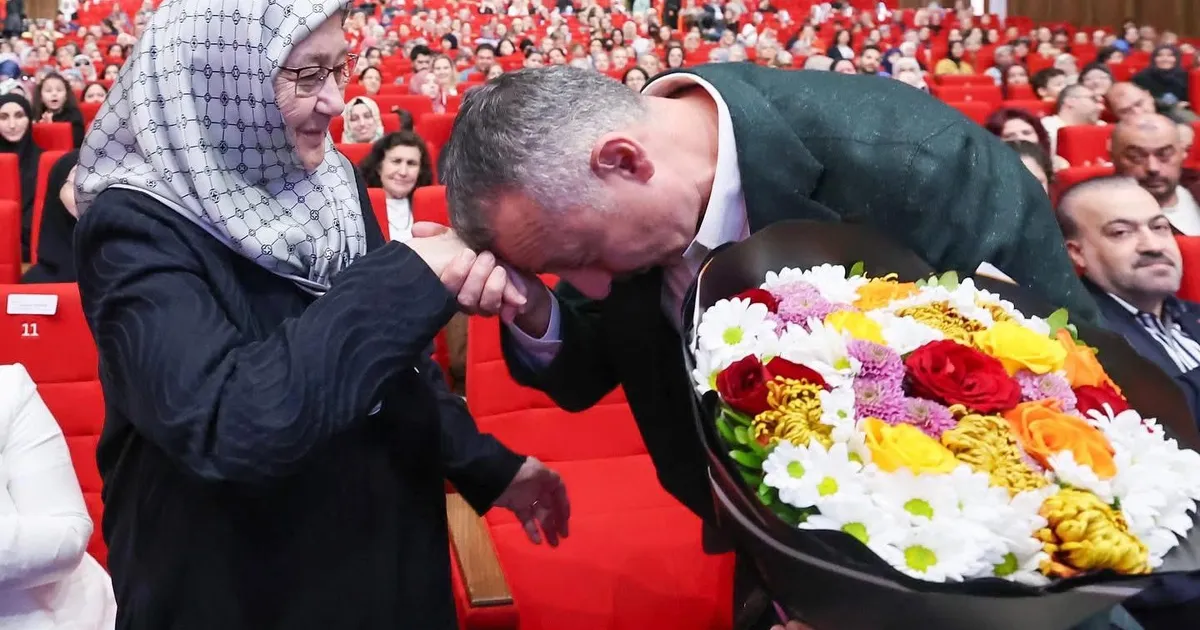 Kocaeli’de Başkan Büyükakın’dan annesine çiçekli kutlama