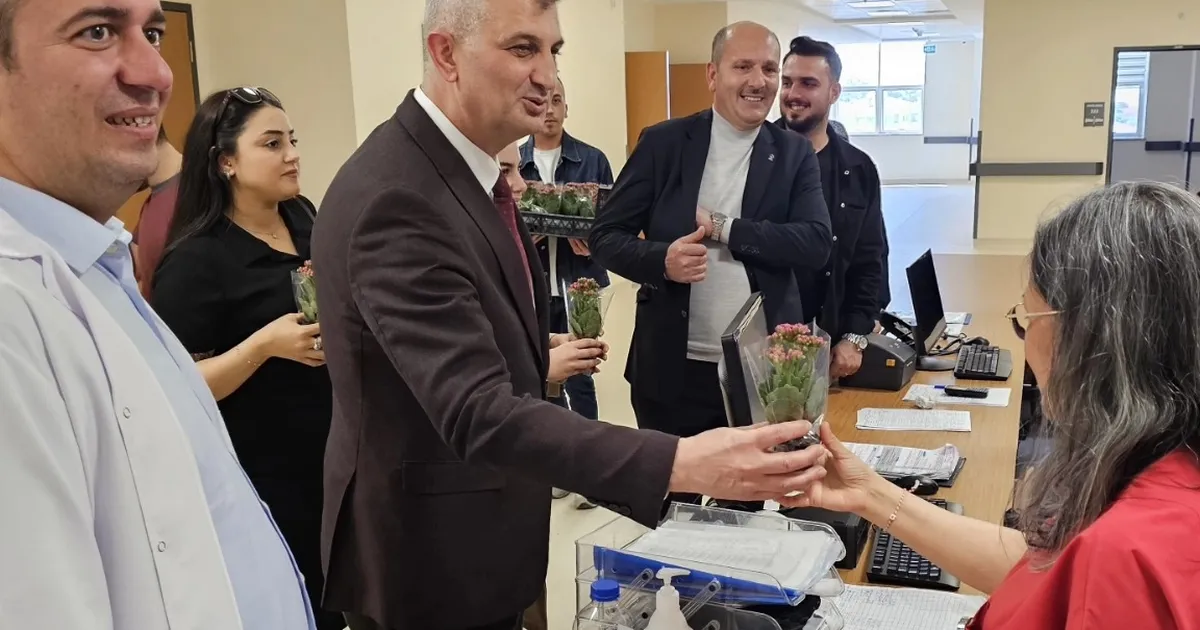 Kocaeli’de Başkan Sezer’den hemşirelere sürpriz kutlama