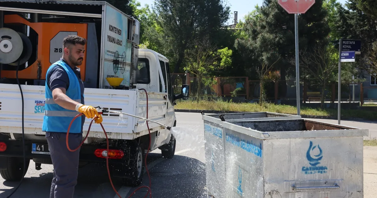 Kocaeli’de çöp konteynerleri yerinde yıkanıyor