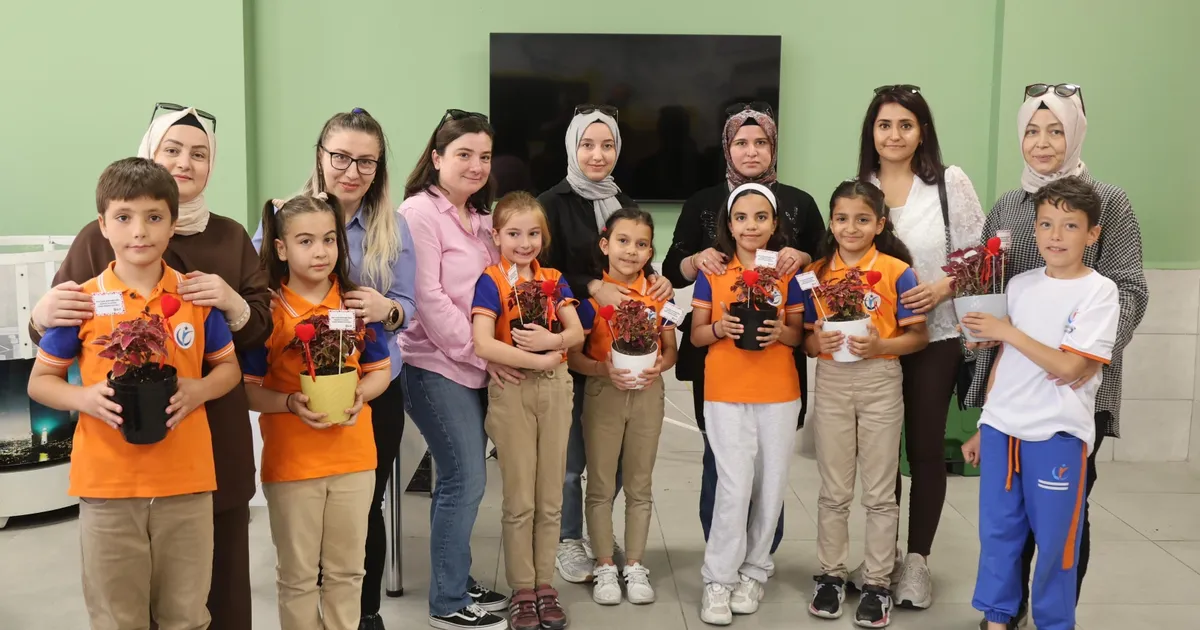 Konya’da çocuklar çiçekleri annelerine hediye etti