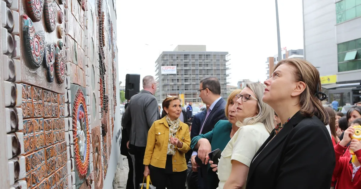 Özel gereksinimli bireylerden 770 parçalık seramik pano